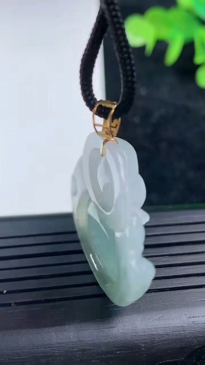 天然A货翡翠18k金飘花佛公吊坠，尺寸29-31-6.2，重量:8.36g
3月16日