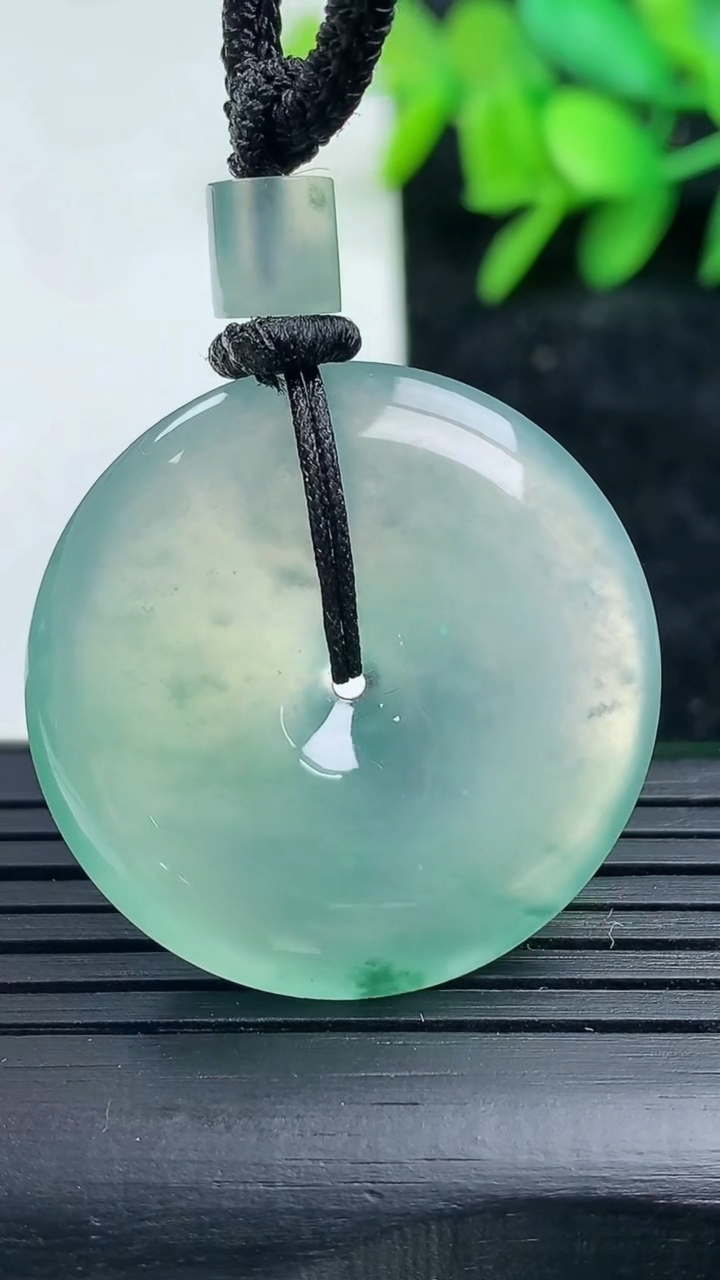 天然A货翡翠种飘花平安扣吊坠尺寸30.1-5.6重量:14.90g
3月16日