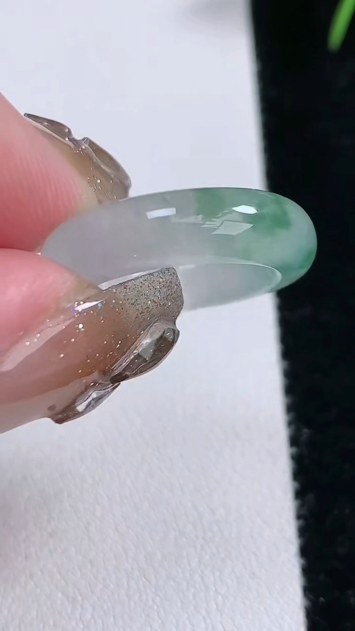 天然A货翡翠冰种飘花玉指环戒指，尺寸15.5-5.5-4，重量:4.14g2026年3月16日
工厂直销收藏佳品,种好水足，色泽均匀，有种有色，上手高大气！