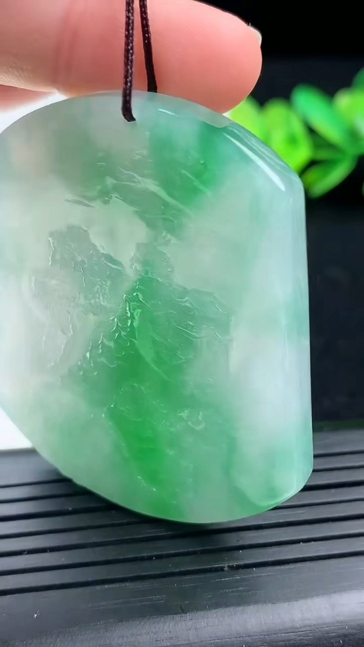 天然A货翡翠山水牌吊坠尺寸50.7-42.1-6.7重量:36.12g
3月16日