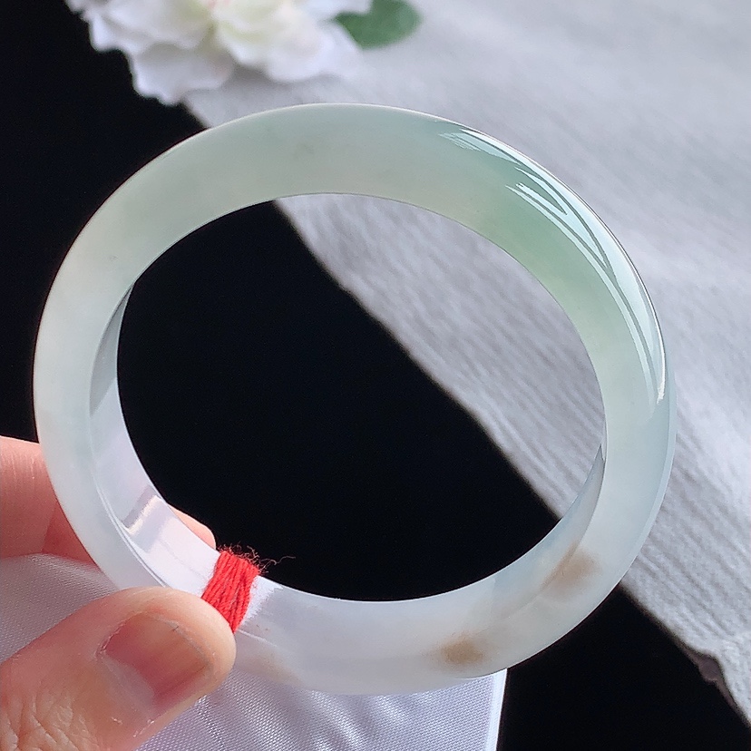 天然A货翡翠晴水正装正圈手镯56-57圈口 
尺寸56.3-14-7.5mm 0315