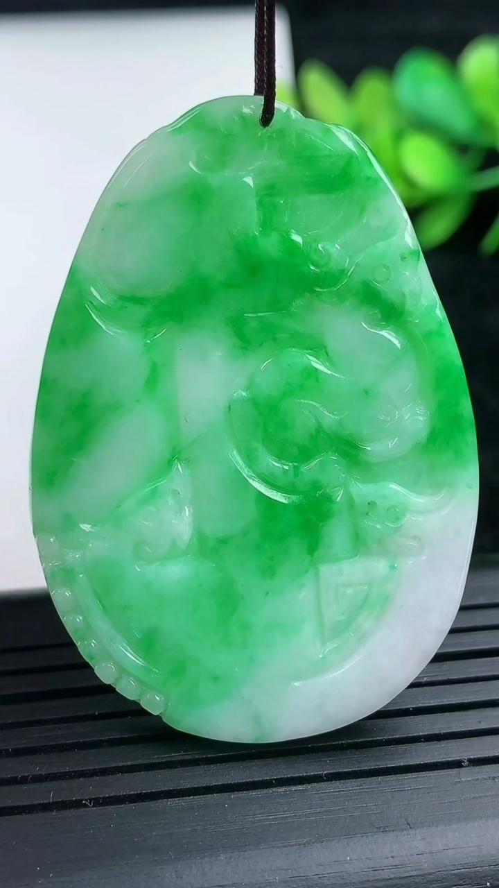 天然A货翡翠仿古龙牌吊坠，尺寸50-35-3.8，重量:14.22g
3月16日