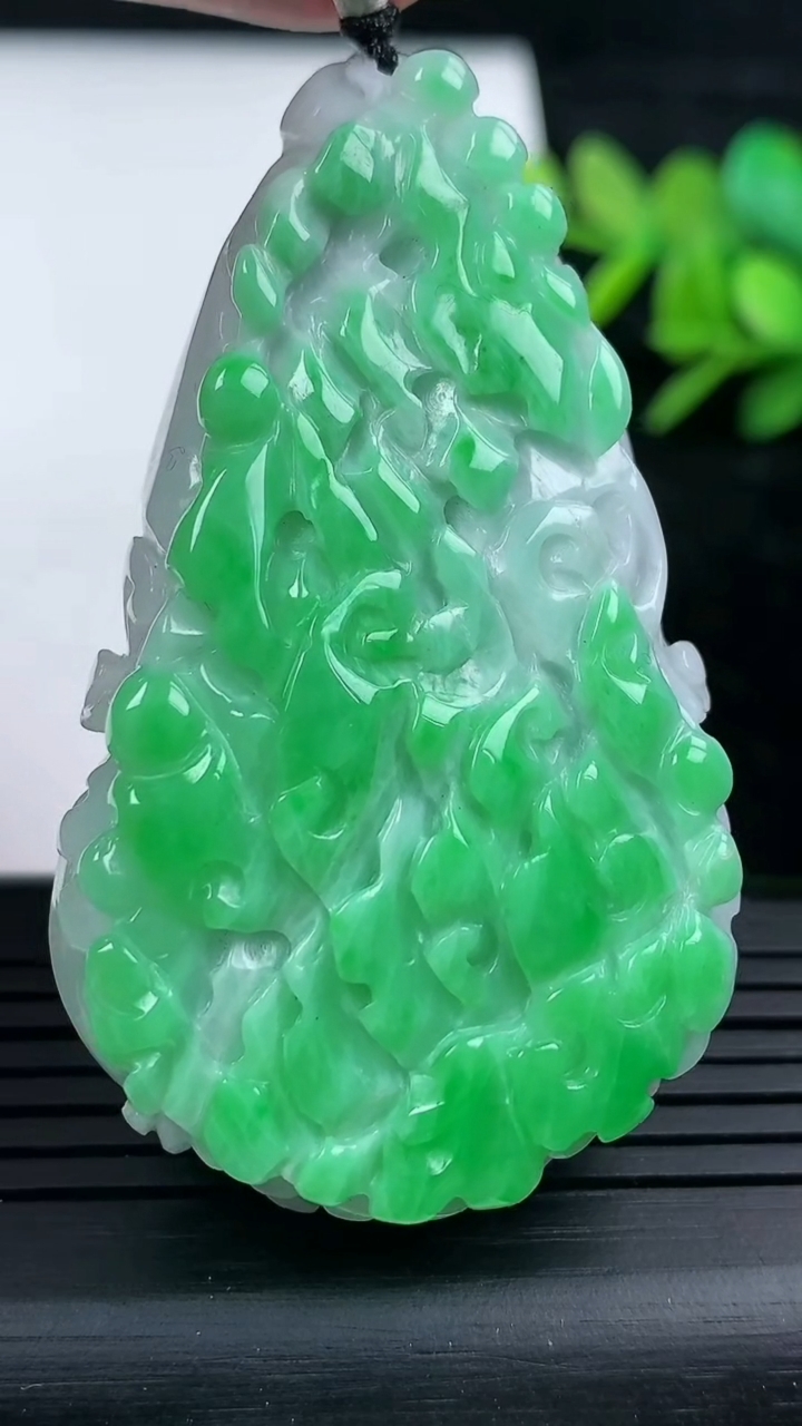 天然A货翡翠白菜吊坠，尺寸57-34-16.5，重量:51.77g
3月16日