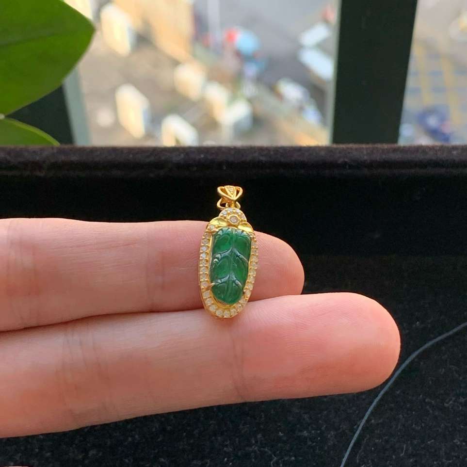 A货天然翡翠冰糯种满绿925银叶子吊坠重量1.42
3月16日