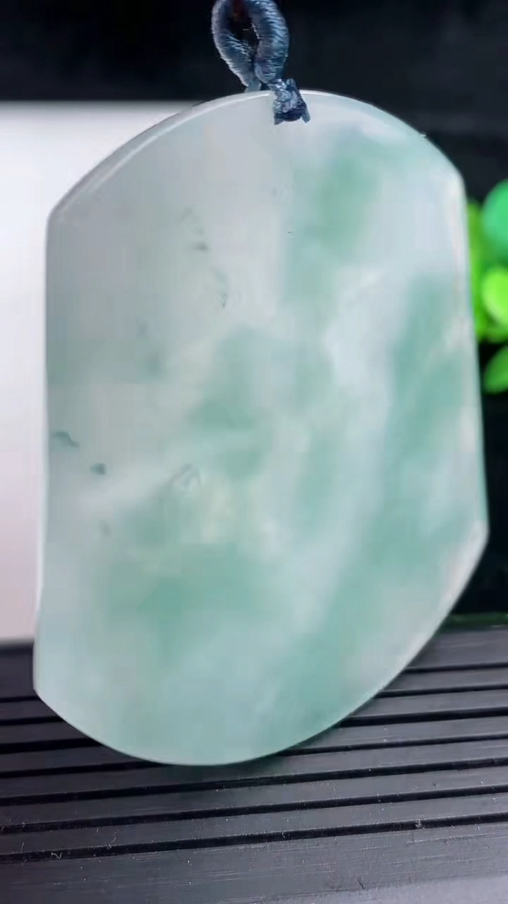 天然A货翡翠和和美美 荷花牌吊坠，尺寸54.5-46-5.2，重量:26.6g
3月16日