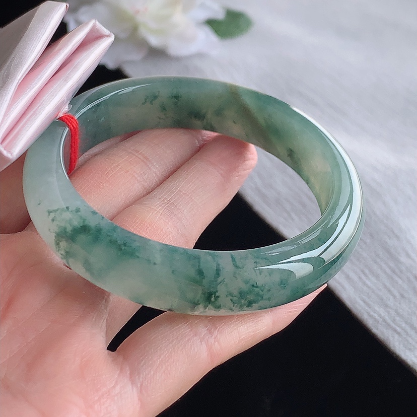 天然A货翡翠飘花正装正圈手镯56-57圈口  
尺寸56.5-13-8mm 0315