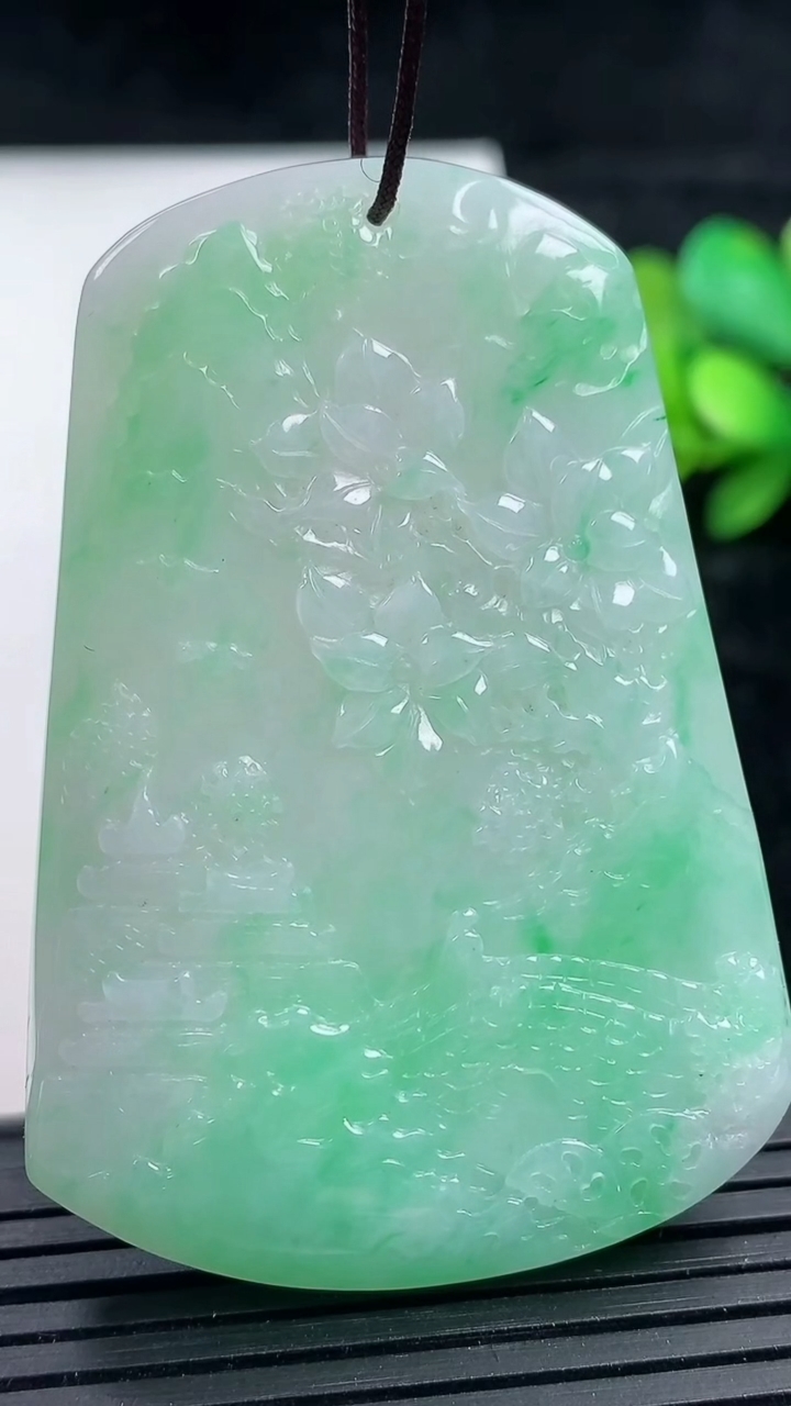 天然A货翡翠山水牌吊坠，尺寸57-40-6.5，重量:33.86g
3月16日