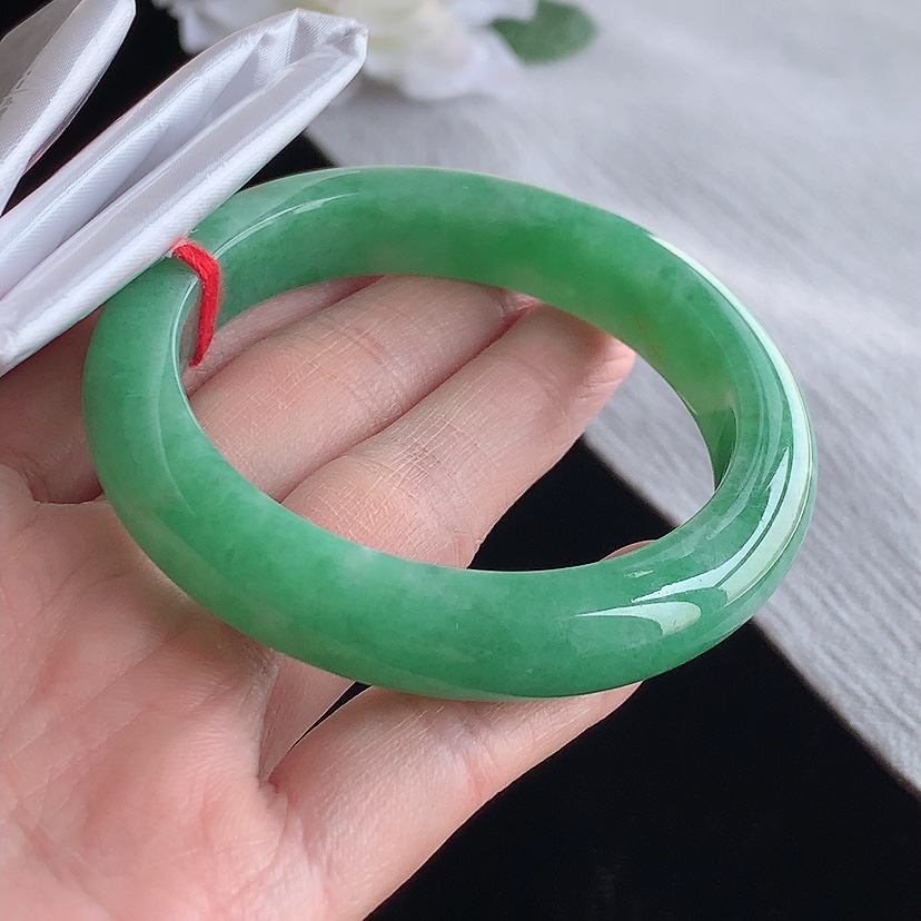 天然A货翡翠满绿正装正圈手镯52-53小圈口  
尺寸52.8-11.3-8.3mm 0315