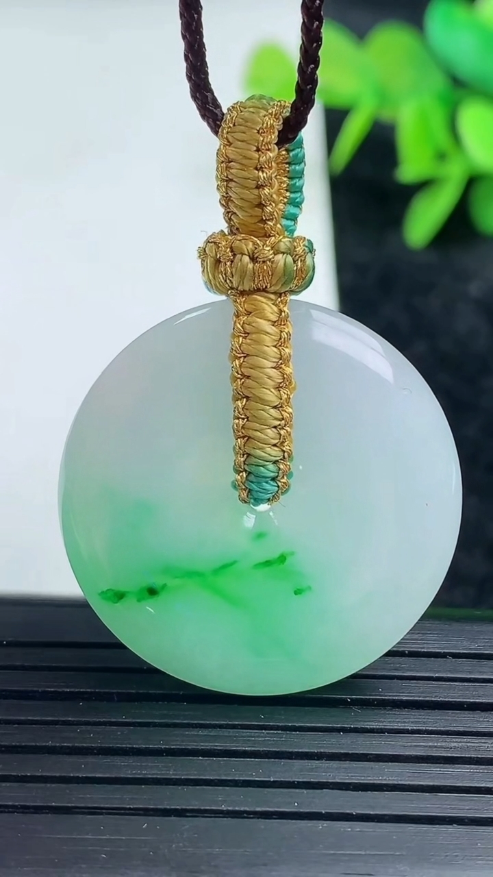 天然A货翡翠平安扣吊坠尺寸28.1-5.3重量:10.37g
3月16日