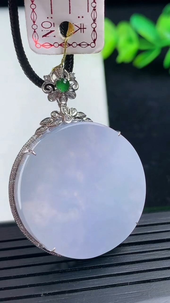 天然A货翡翠种紫罗兰无事牌吊坠尺寸42.7-31.1-8.7裸石29.3重量:15.07g
3月16日