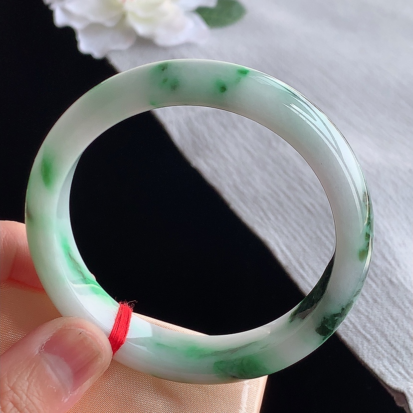 天然A货翡翠飘绿正装正圈手镯55-56圈口  
尺寸55.5-12.8-7.6mm 0315