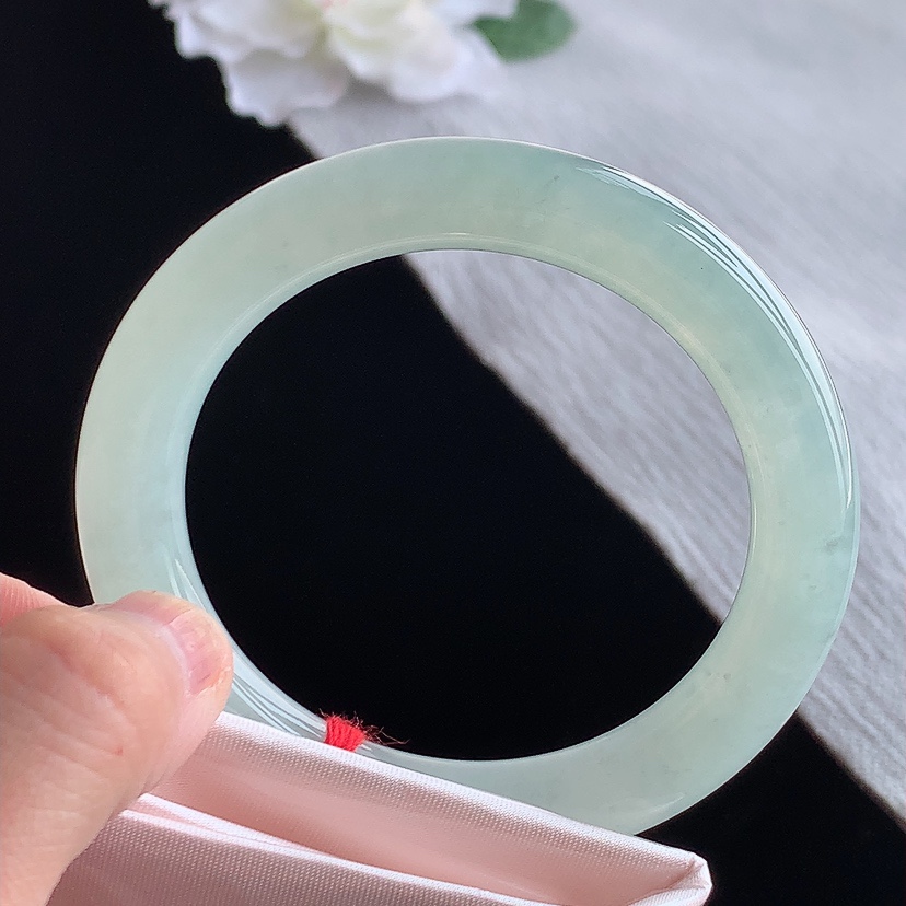 天然A货翡翠晴水圆条手镯54-55圈口  
尺寸54-9.9mm 0315