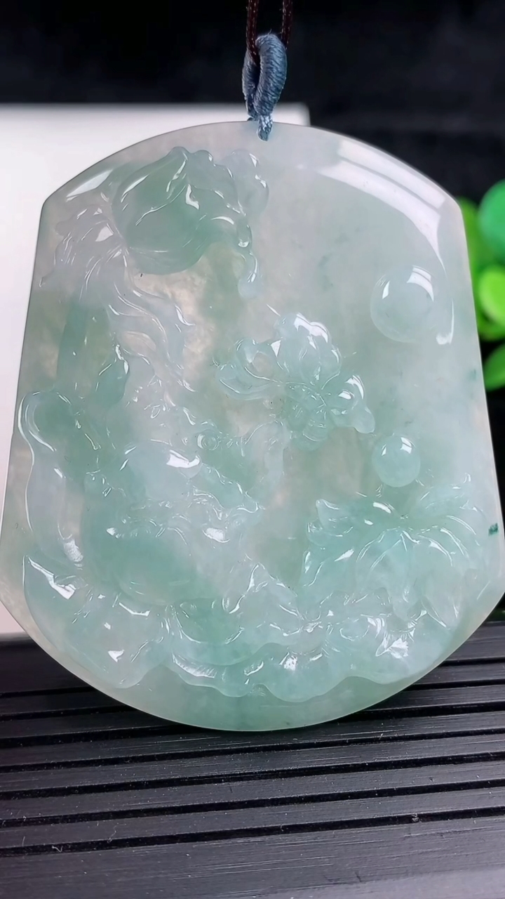 天然A货翡翠和和美美 荷花牌吊坠，尺寸54.5-46-5.2，重量:26.6g
3月16日