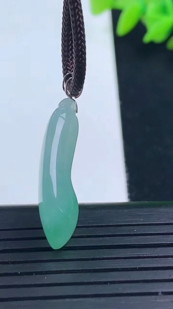 天然A货翡翠福瓜吊坠尺寸27-11.1-6.9重量:3.77g
3月16日