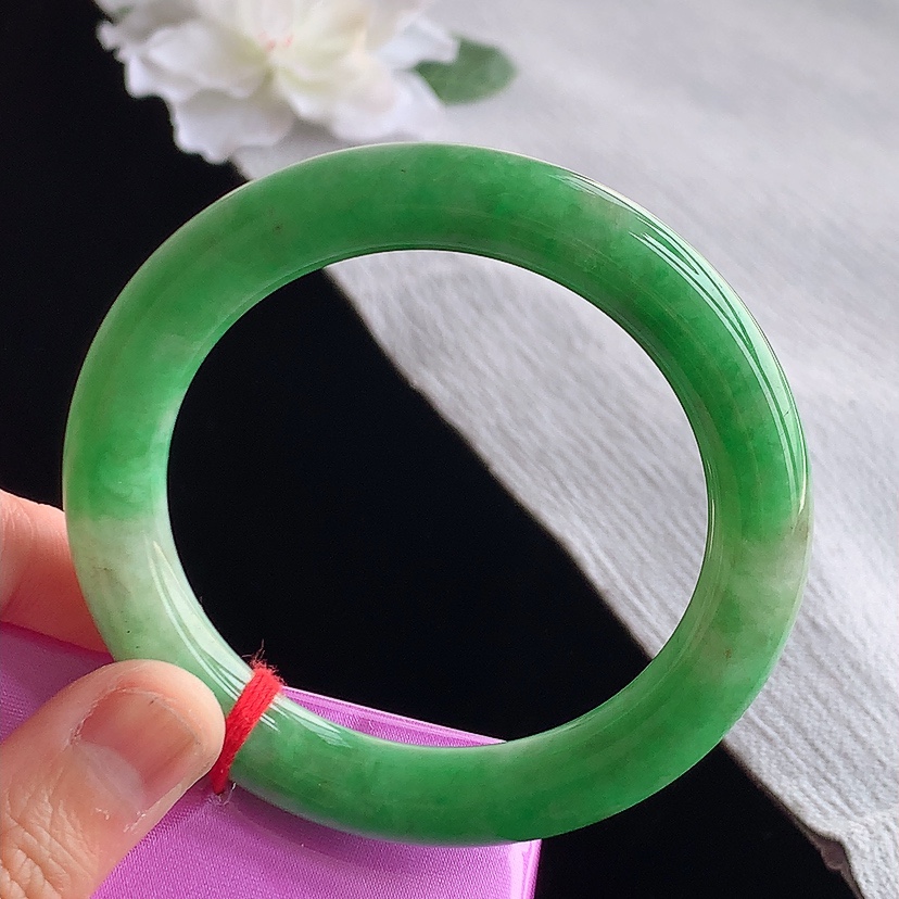 天然A货翡翠满绿圆条手镯55-56圈口  
尺寸55.3-10.2mm 0315