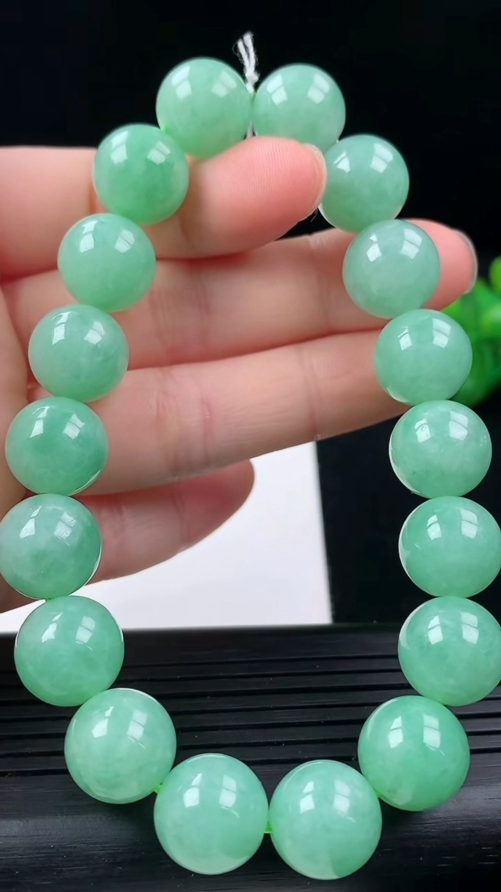 天然A货翡翠圆珠手串尺寸11.8-18颗重量:51.68g3月16日
工厂直销收藏佳品,种好水足，色泽均匀，有种有色，上手高大气！
