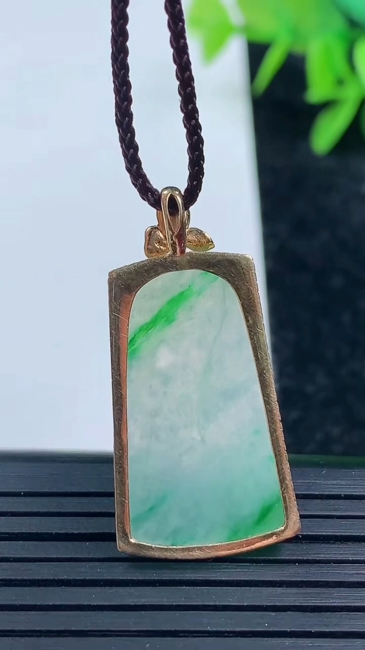 天然A货翡翠无事牌吊坠尺寸32.8-16.1-3.5裸石24.9-14.1重量:4.32g
3月16日