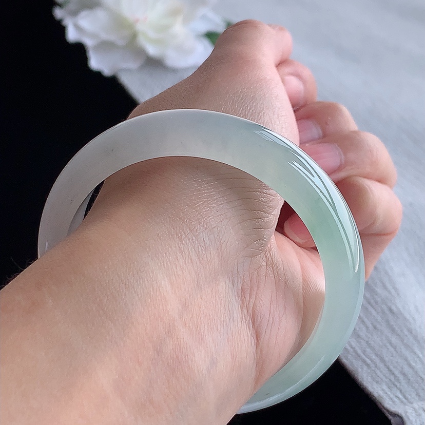 天然A货翡翠晴水正装正圈手镯56-57圈口 
尺寸56.3-14-7.5mm 0315