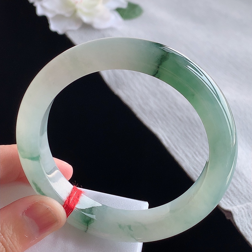 天然A货翡翠飘花厚装正装正圈手镯57-58圈口  
尺寸57.8-12.2-9.2mm 0315