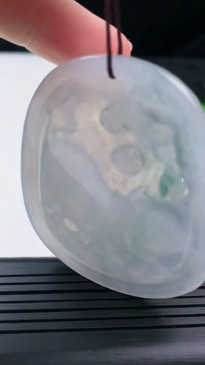 天然A货翡翠飘花生肖猪吊坠尺寸54.3-46.9-5.3重量:26.50g
3月16日