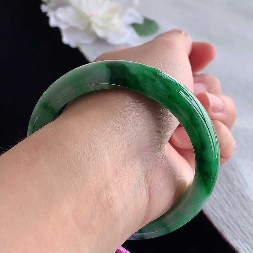 天然A货翡翠飘阳绿正装正圈手镯55-56圈口  
尺寸55.5-12-8.3mm 0315
