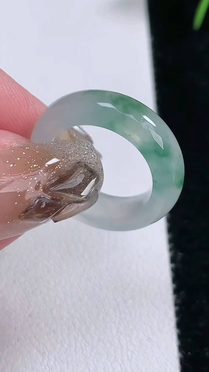 天然A货翡翠冰种飘花玉指环戒指，尺寸15.5-5.5-4，重量:4.14g2026年3月16日
工厂直销收藏佳品,种好水足，色泽均匀，有种有色，上手高大气！