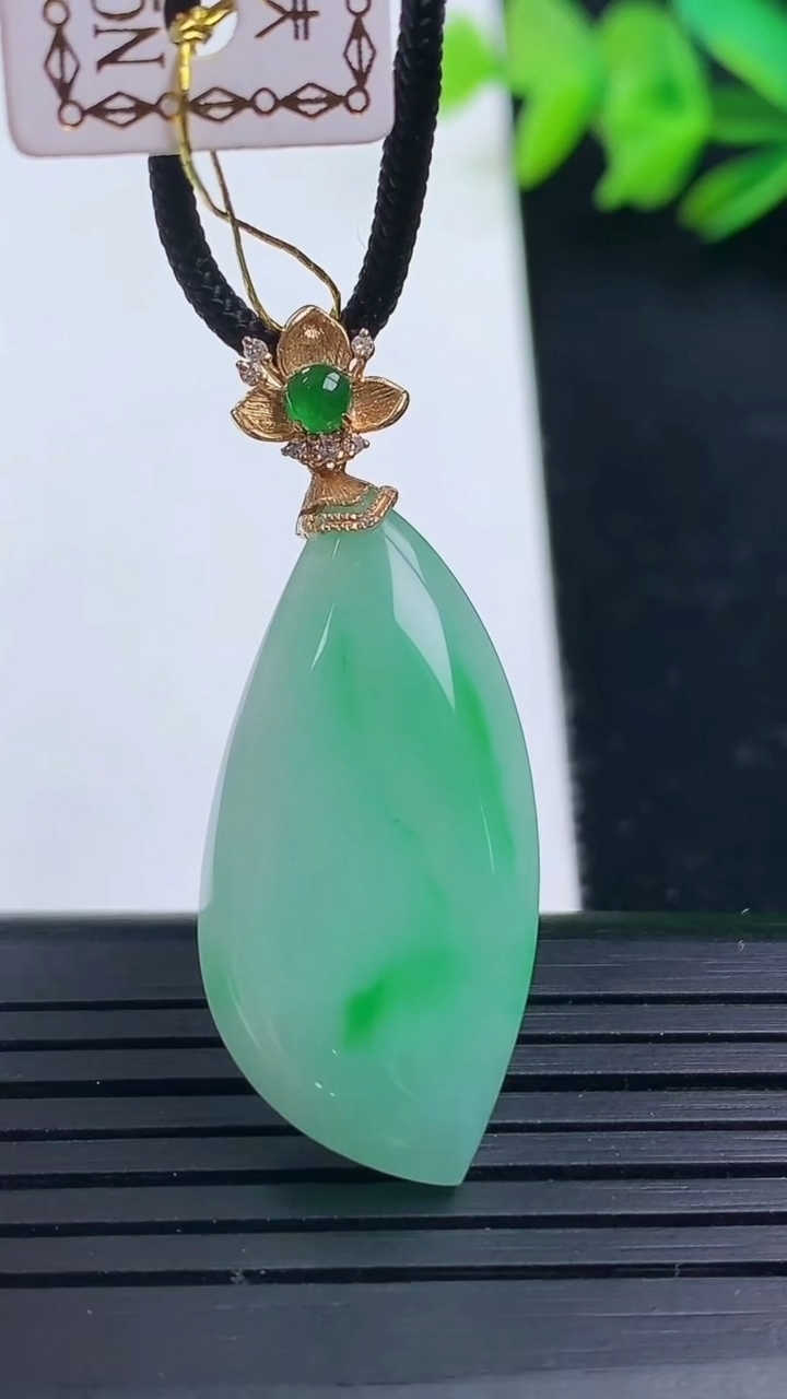 天然A货翡翠随形吊坠尺寸32.4-15.1-4.9重量:5.57g
3月16日