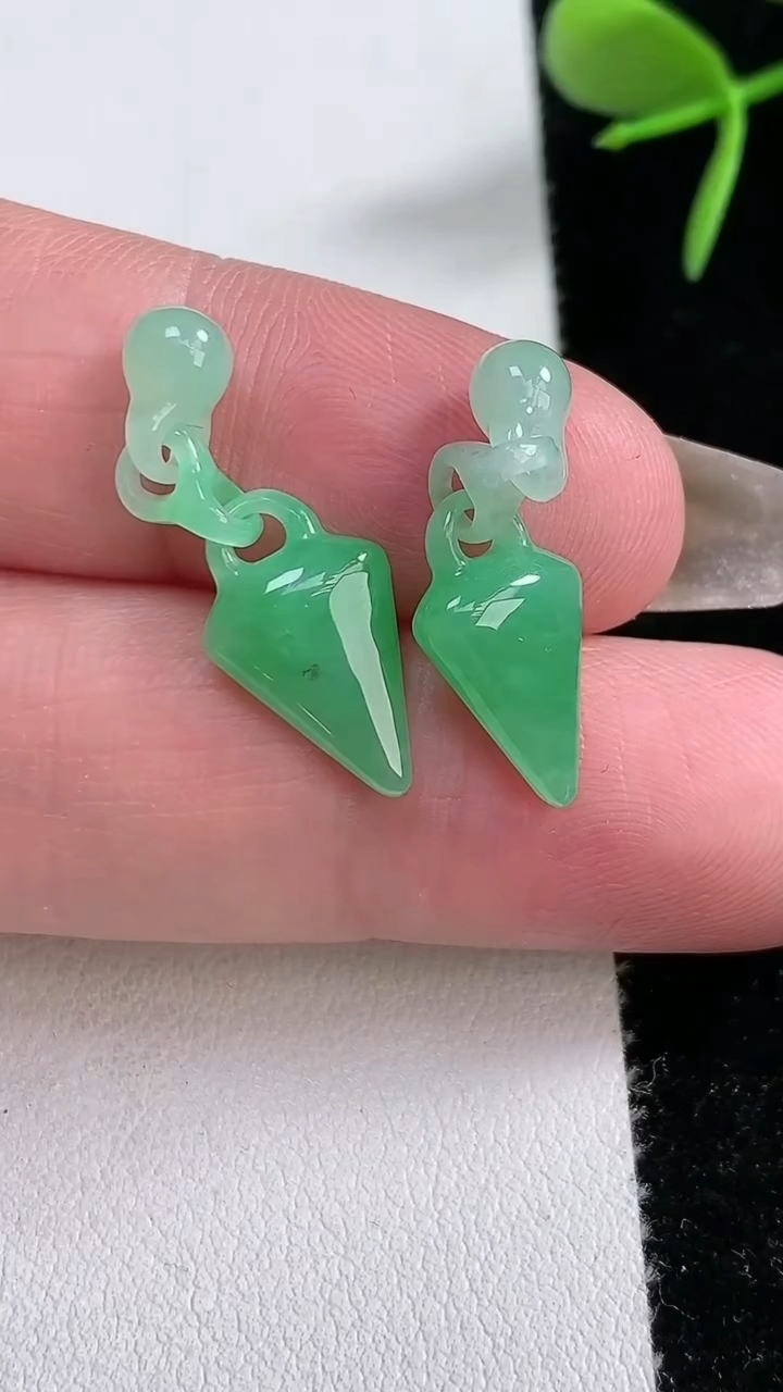 天然A货翡翠福贝吊坠，尺寸15-8.6-4.5，重量:2.48g
3月16日