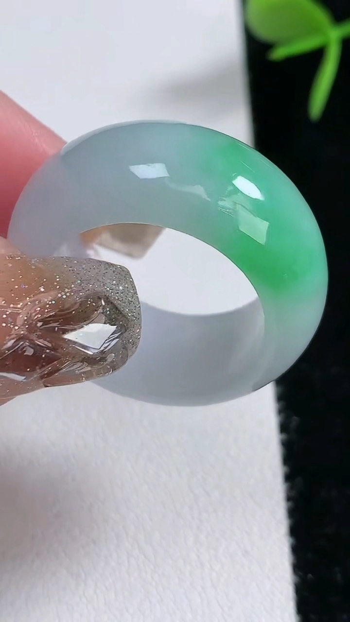 天然A货翡翠素面玉指环板指，尺寸20.3-11.5-5，重量:12.63g2026年3月16日
工厂直销收藏佳品,种好水足，色泽均匀，有种有色，上手高大气！