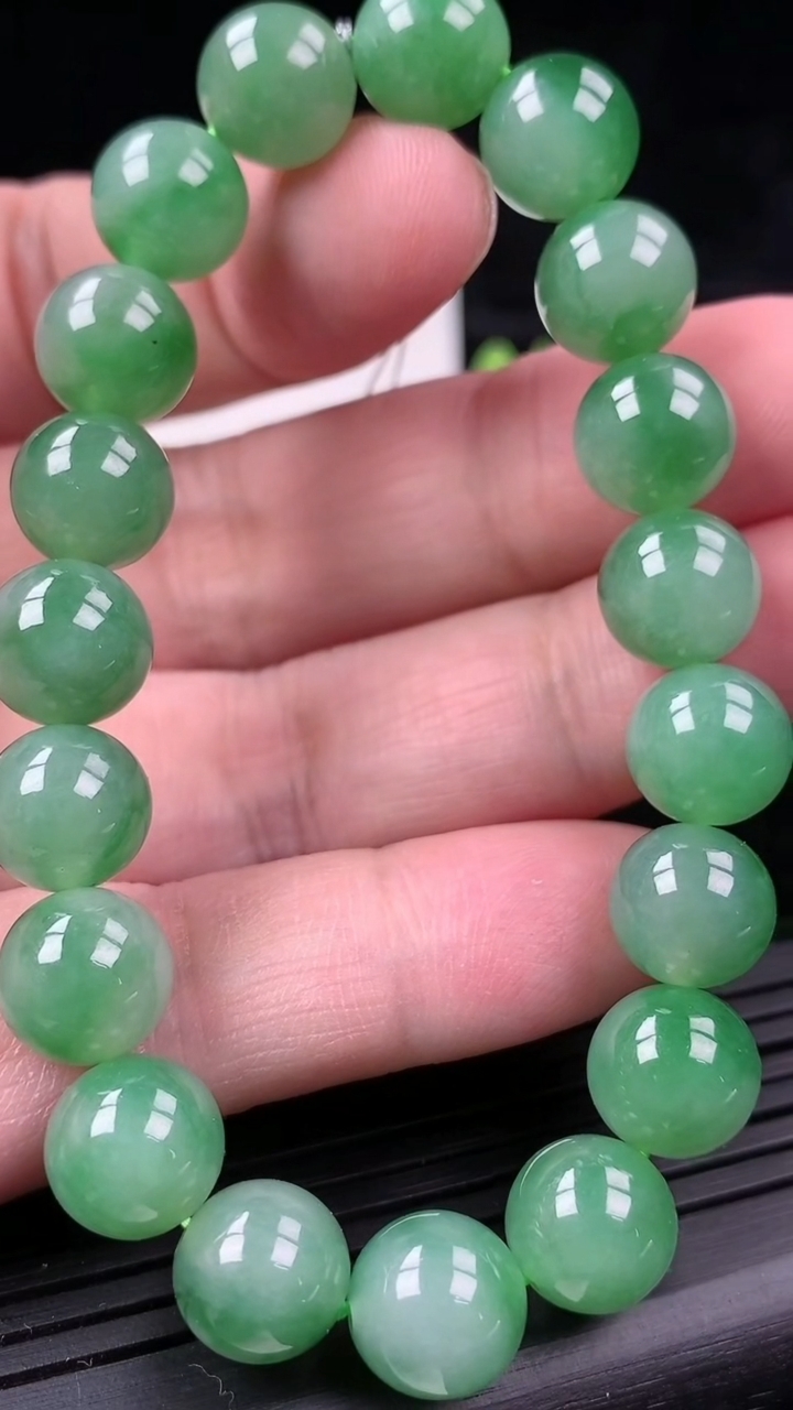 天然A货翡翠圆珠手串，尺寸10，重量:32.53g3月16日
工厂直销收藏佳品,种好水足，色泽均匀，有种有色，上手高大气！