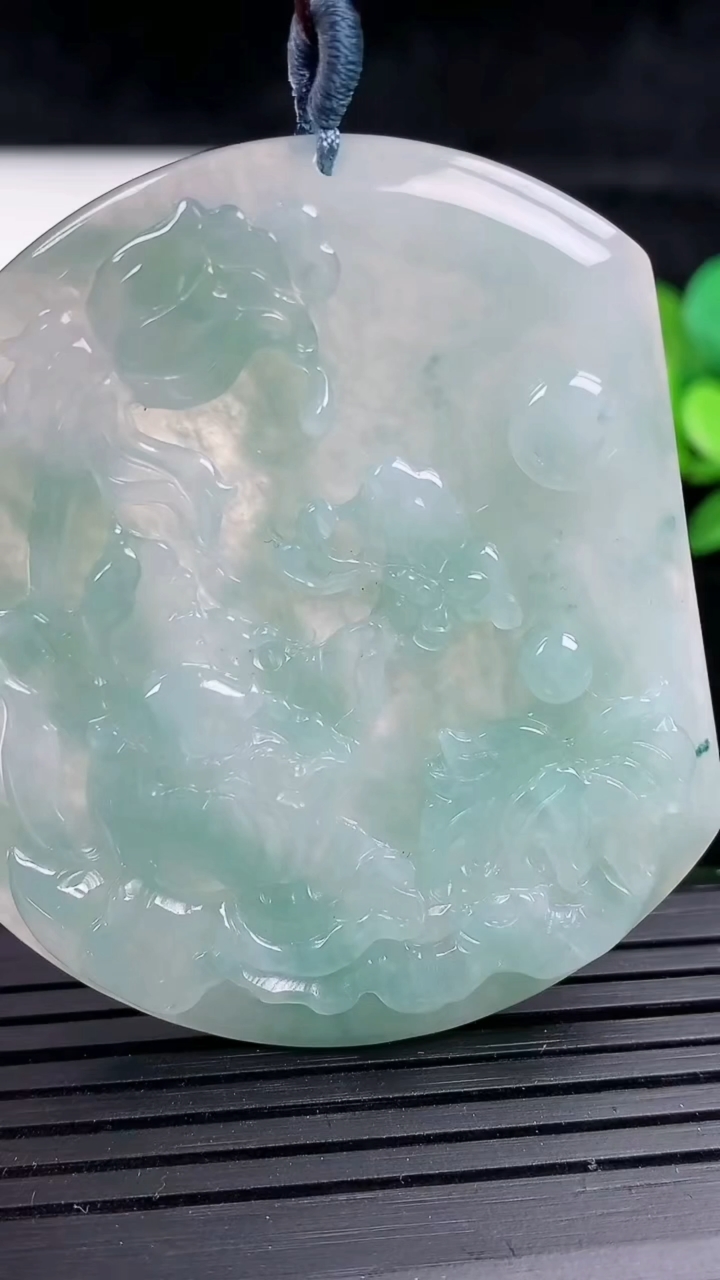 天然A货翡翠和和美美 荷花牌吊坠，尺寸54.5-46-5.2，重量:26.6g
3月16日