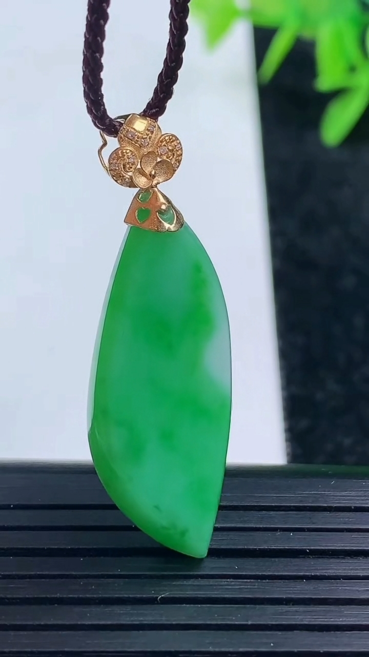 天然A货翡翠随形吊坠尺寸31-12.6-5.1重量:4.20g
3月16日