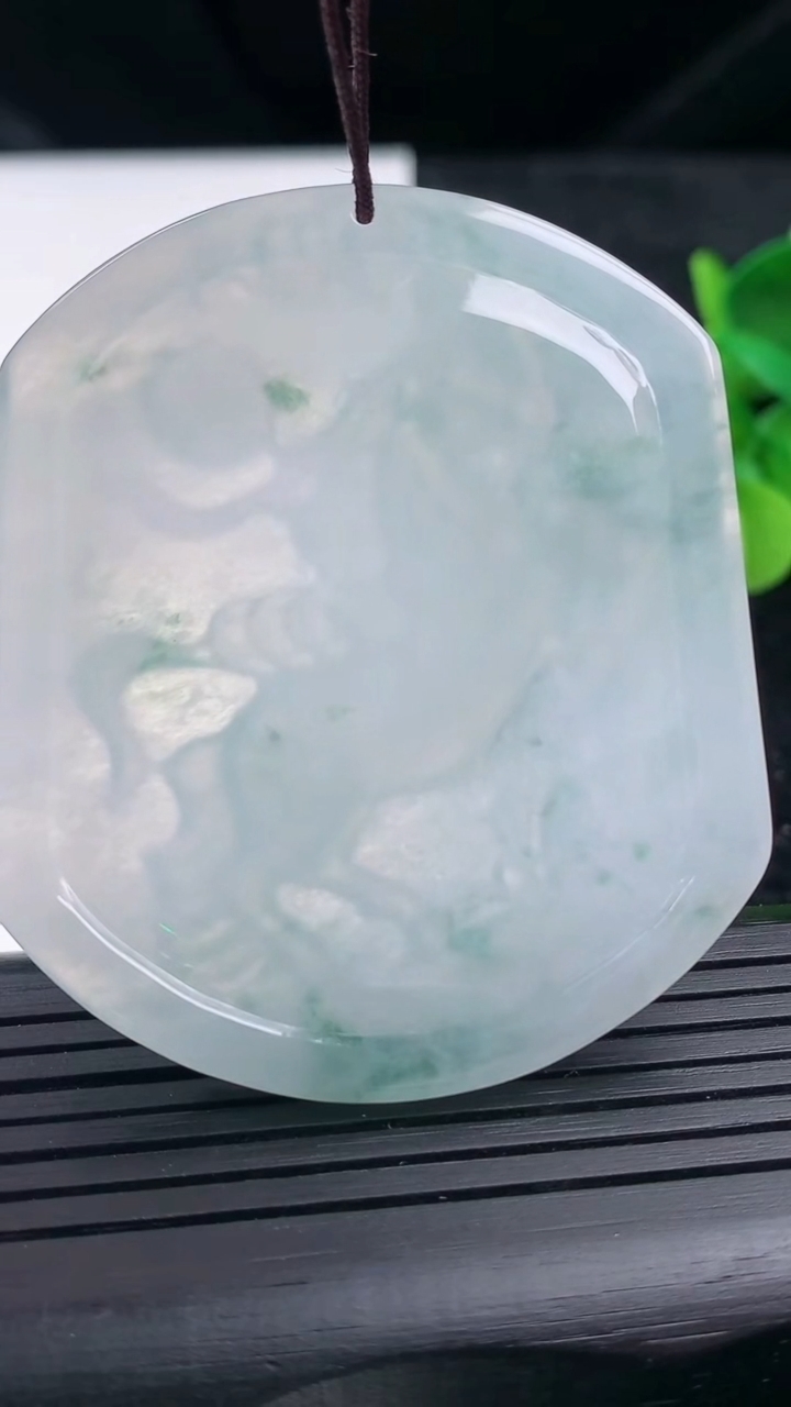 天然A货翡翠飘花生肖马吊坠尺寸54.1-47.2-5.1重量:26.34g
3月16日