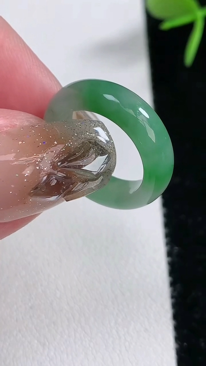 天然A货翡翠玉指环戒指，尺寸14.4-5.2-3，重量:2.77g2026年3月16日
工厂直销收藏佳品,种好水足，色泽均匀，有种有色，上手高大气！