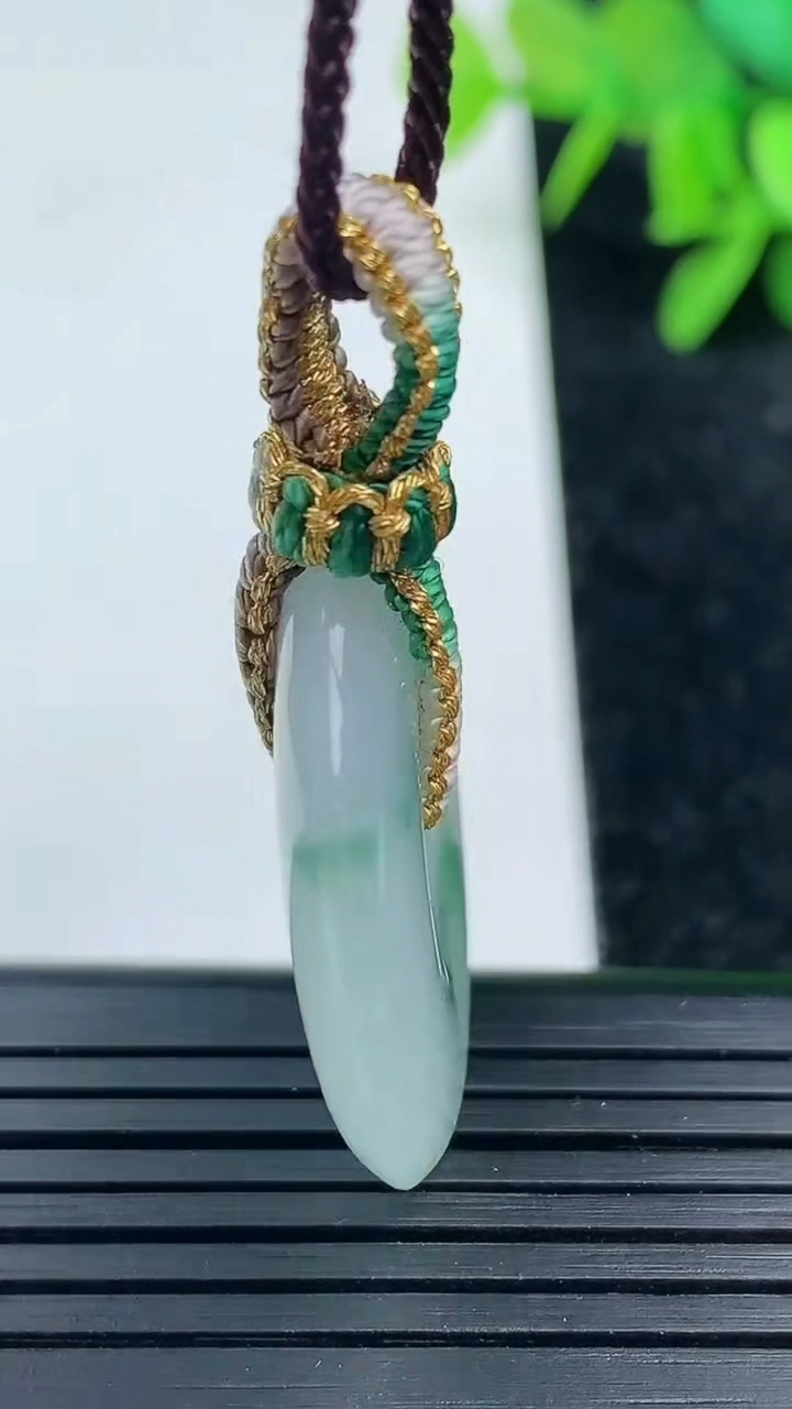 天然A货翡翠冰种飘花平安扣吊坠尺寸28.9-5.1重量:9.86g
3月16日