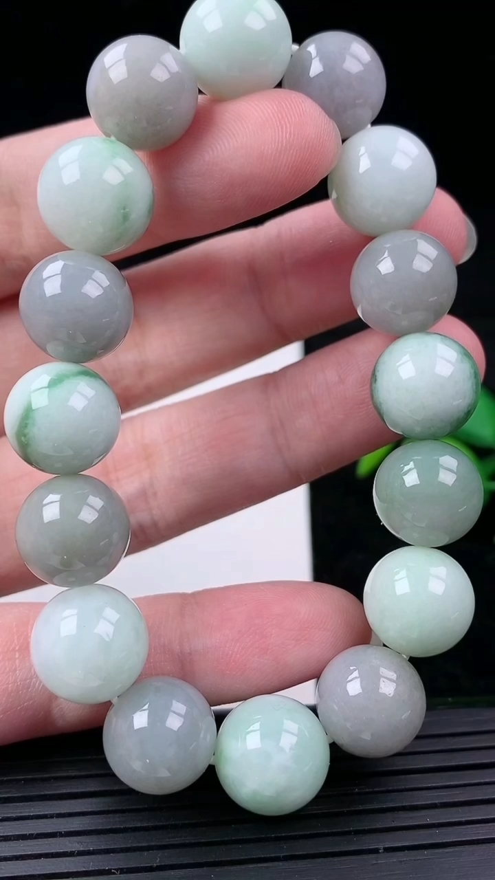 天然A货翡翠飘花圆珠手串，尺寸13.3，重量:59.79g3月16日
工厂直销收藏佳品,种好水足，色