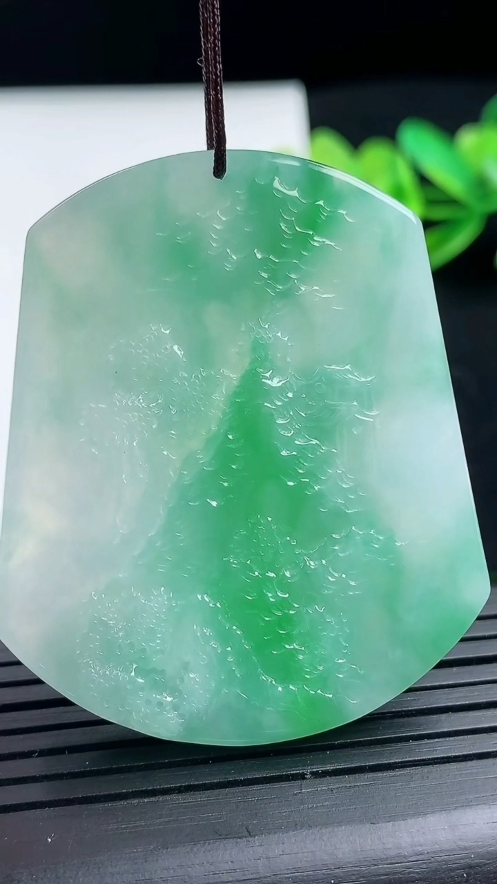 天然A货翡翠山水牌吊坠尺寸50.7-42.1-6.7重量:36.12g
3月16日
