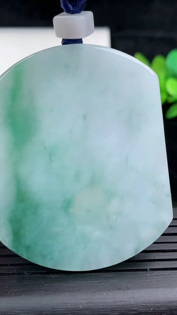 天然A货翡翠无事牌吊坠，尺寸52-41-5.5，重量:35.57g
3月16日