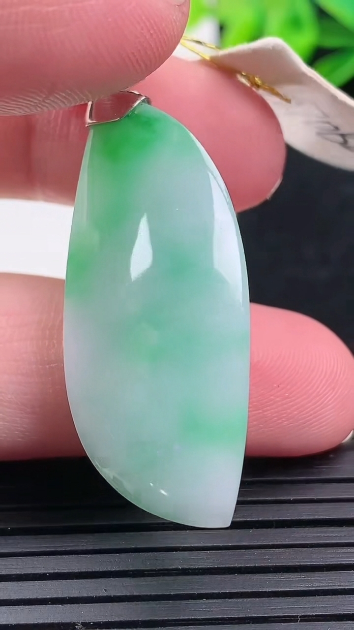天然A货翡翠随形吊坠尺寸42.5-16.5-12.3重量:12.78g
3月16日