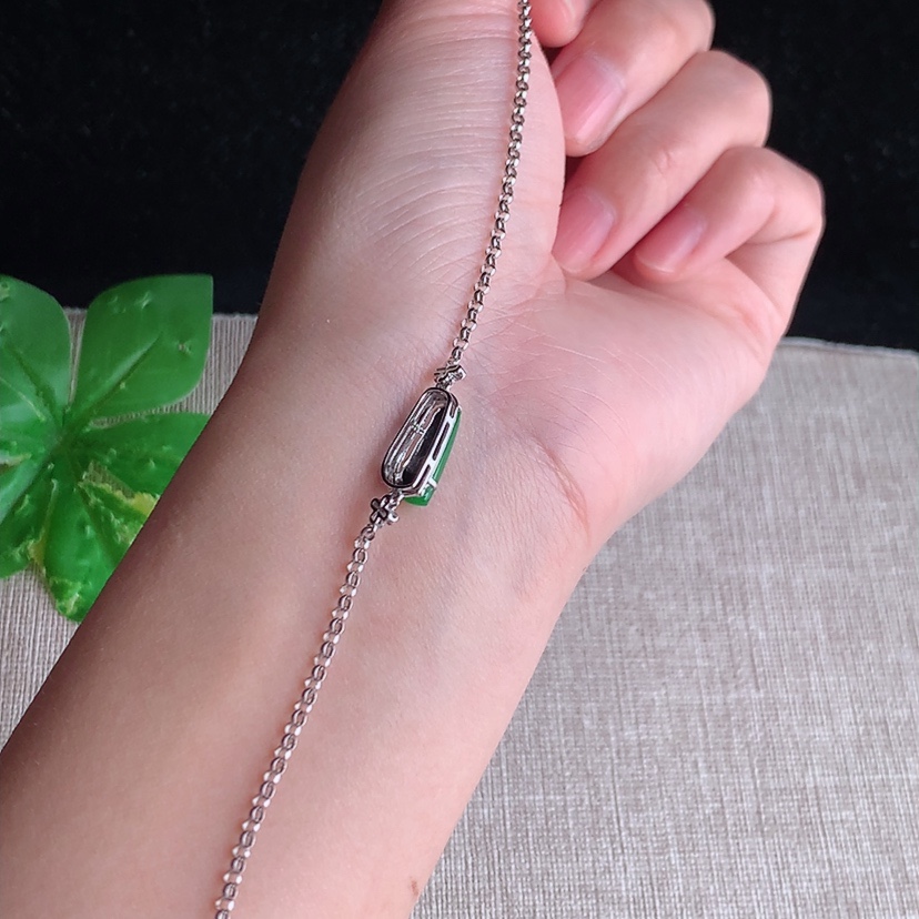 天然A货翡翠18K金镶嵌阳绿随形手链 
尺寸13.3-5.3-4.7mm 重量2.70g 0308