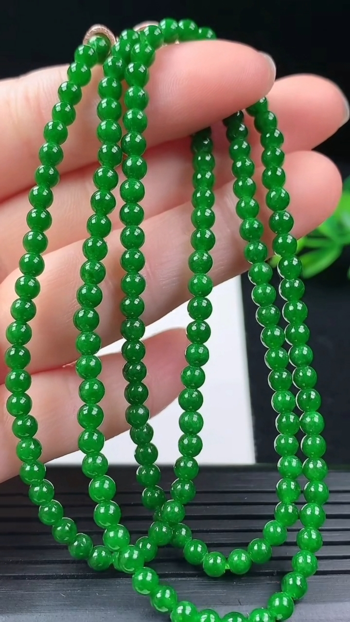 天然A货翡翠小米珠项链尺寸4-164颗重量:19.14g3月16日
工厂直销收藏佳品,种好水足，色泽均匀，有种有色，上手高大气！