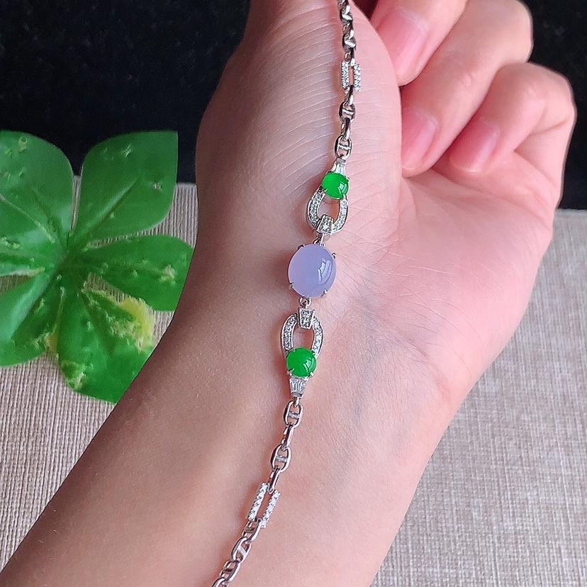 天然A货翡翠18K金伴钻镶嵌阳绿紫罗兰蛋面手链 
尺寸8.3-7-6.5mm 重量5.00g 030