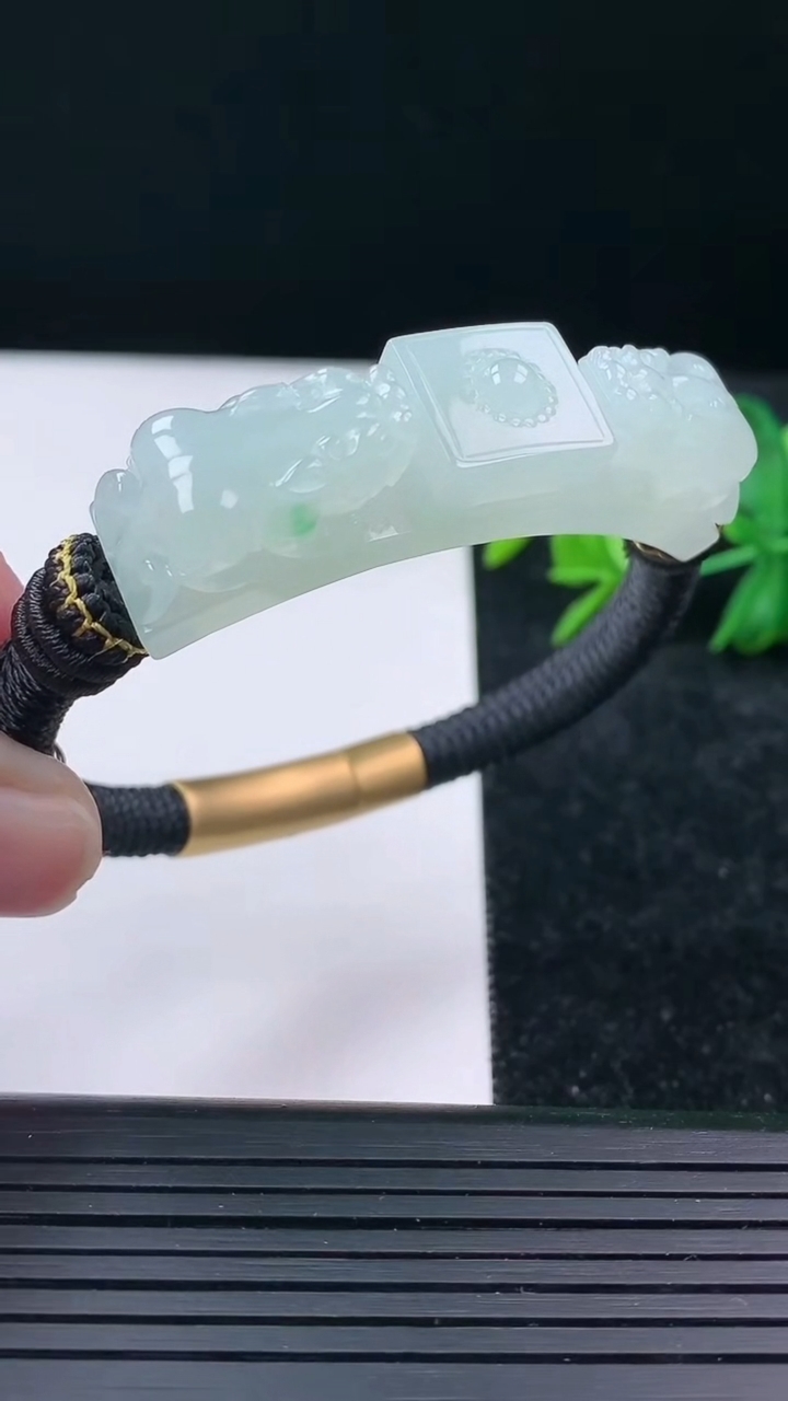 天然A货翡翠貔貅手牌尺寸53.3-12-13.1重量:32.40g
3月16日