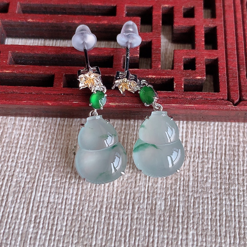 天然A货翡翠18K金镶嵌飘花葫芦耳坠 
尺寸12.2-9.6-4.8mm 重量3.53g 0315