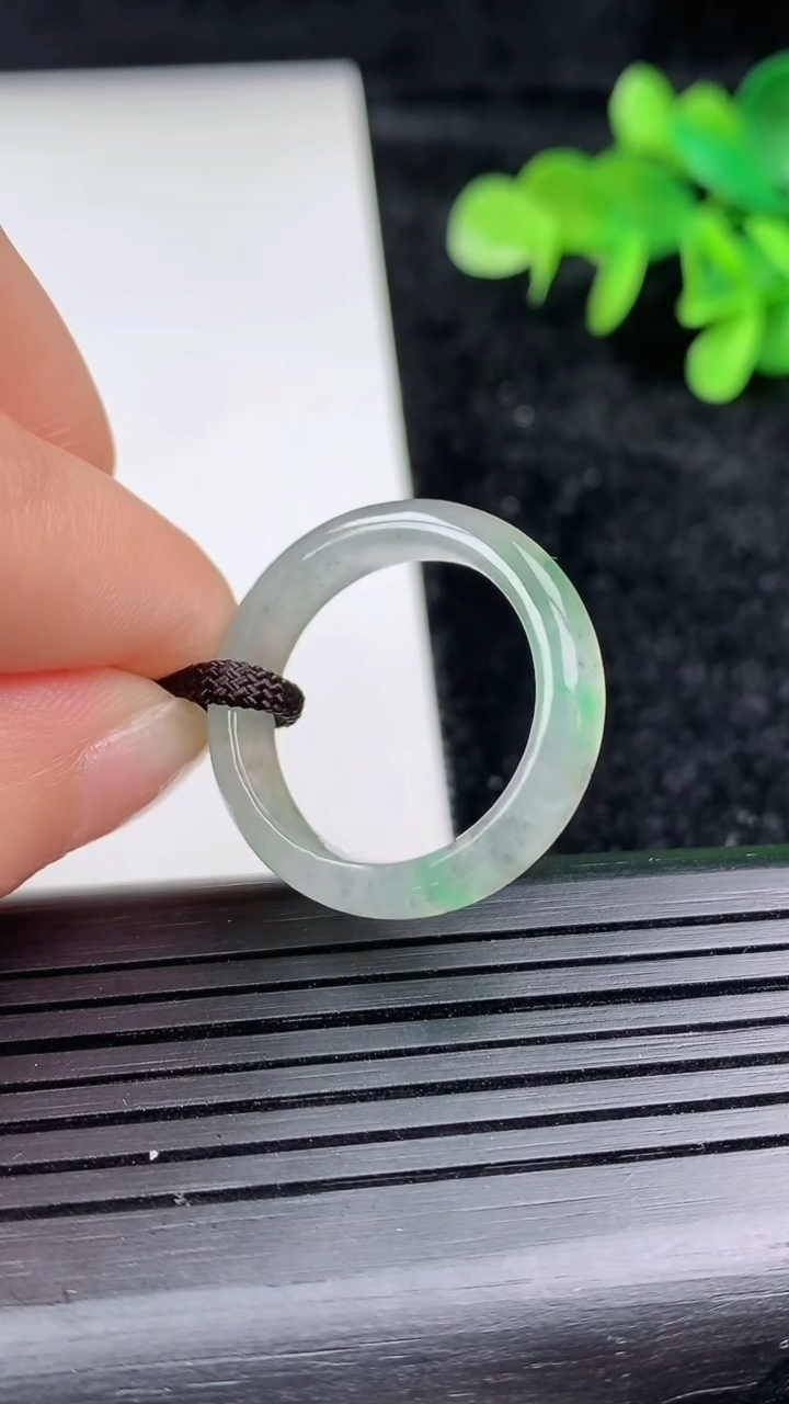 天然A货翡翠飘花玉指环 戒指，尺寸19.2-5.5-3.5，重量:3.43g2026年3月16日
工