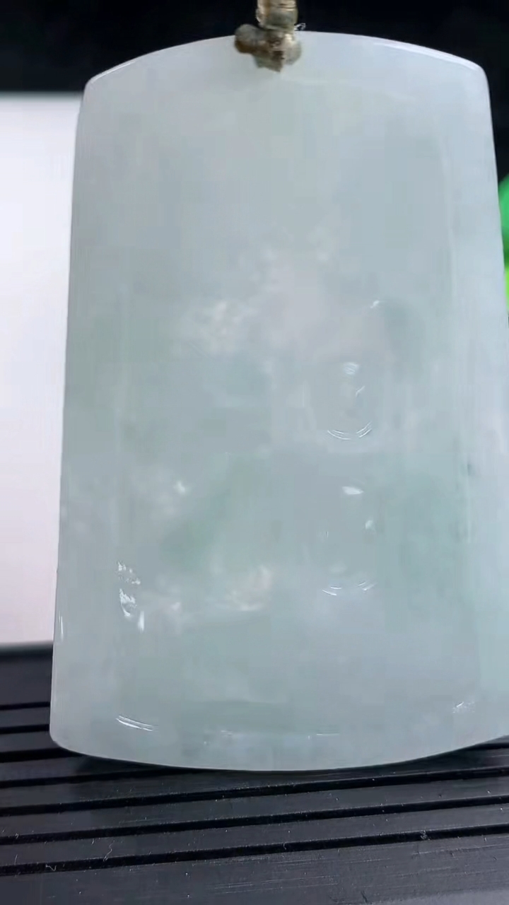 天然A货翡翠虚空藏菩萨吊坠，尺寸58-40.5-5.5，重量:24.87g
3月16日