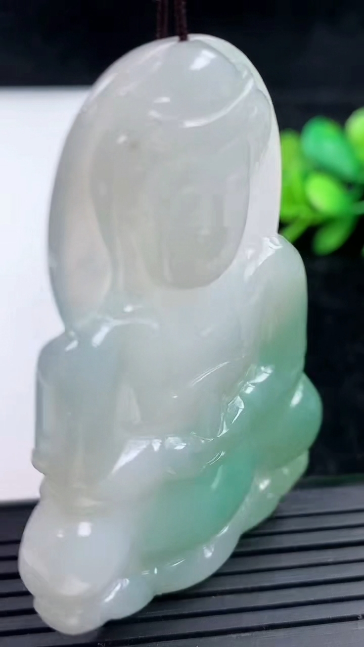 天然A货翡翠正装观音菩萨吊坠，尺寸63-42.5-7，重量:29.35g
3月16日