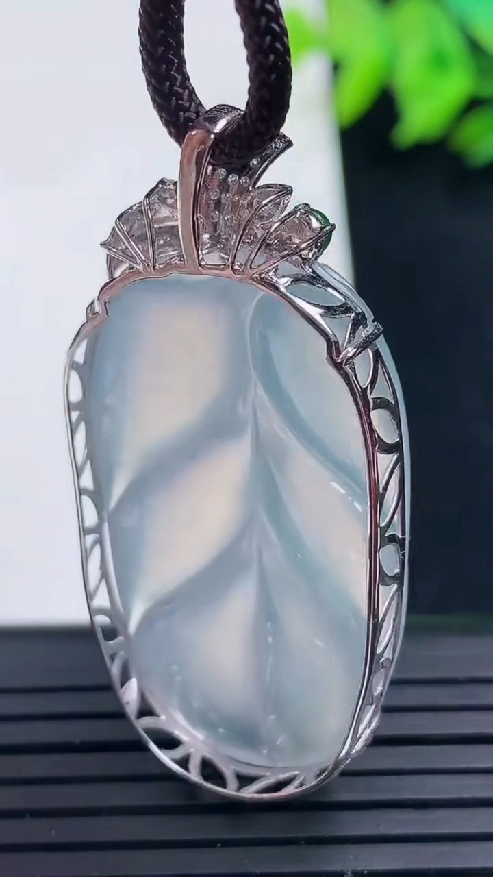 天然A货翡翠种紫罗兰金枝玉叶 叶子吊坠尺寸43.9-20.7-9.1重量:10.08g
3月16日