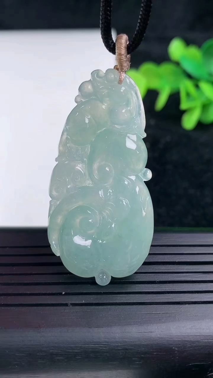 天然A货翡翠飘花如意吊坠，尺寸44.5-23.6-5.2，重量:9.86g
3月16日