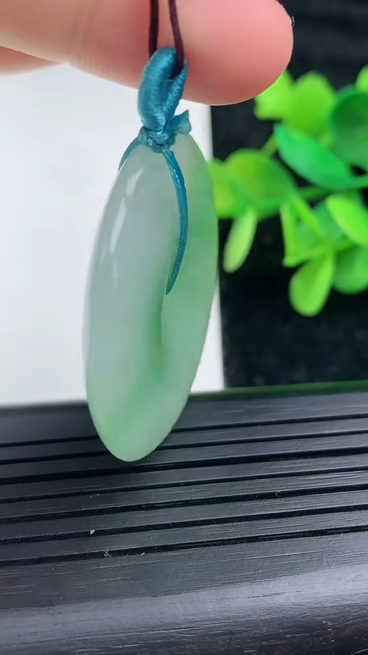 天然A货翡翠平安扣吊坠，尺寸35.6-6，重量:16.69g
3月16日